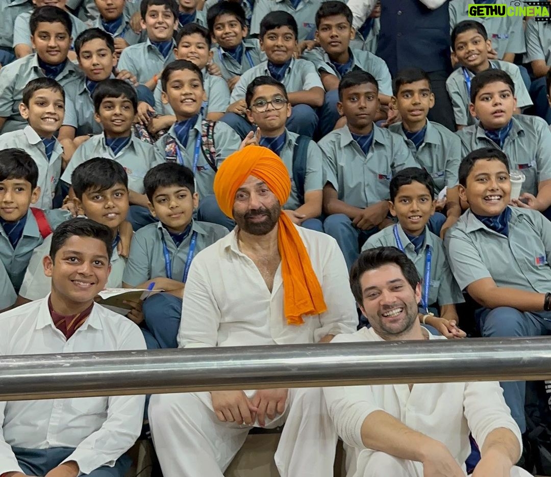 Sunny Deol - 365.5K Likes - Happy Independence Day to my fellow citizens! 🇮🇳🇮🇳🇮🇳
Love your nation and your family 🤗🤗
#HappyIndependenceDay #India #HindustanZindabad #MeraBharatMahaan #JaiHind