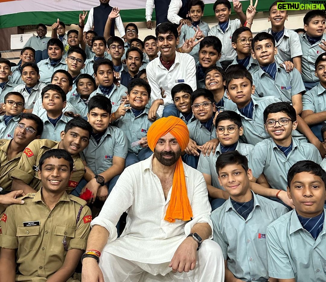 Sunny Deol - 365.5K Likes - Happy Independence Day to my fellow citizens! 🇮🇳🇮🇳🇮🇳
Love your nation and your family 🤗🤗
#HappyIndependenceDay #India #HindustanZindabad #MeraBharatMahaan #JaiHind