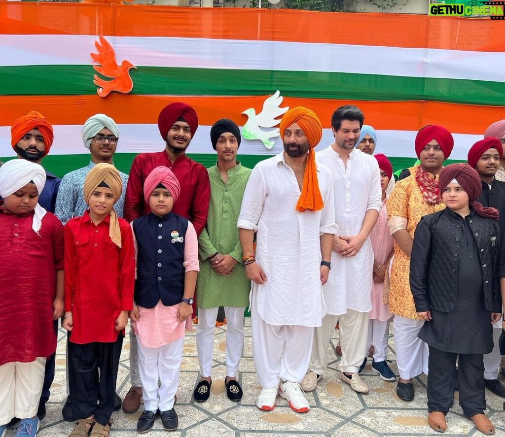 Sunny Deol Instagram - Happy Independence Day to my fellow citizens! 🇮🇳🇮🇳🇮🇳 Love your nation and your family 🤗🤗 #HappyIndependenceDay #India #HindustanZindabad #MeraBharatMahaan #JaiHind