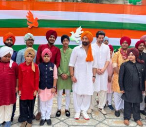 Sunny Deol Instagram - Happy Independence Day to my fellow citizens! 🇮🇳🇮🇳🇮🇳

Love your nation and your family 🤗🤗

#HappyIndependenceDay #India #HindustanZindabad #MeraBharatMahaan #JaiHind
