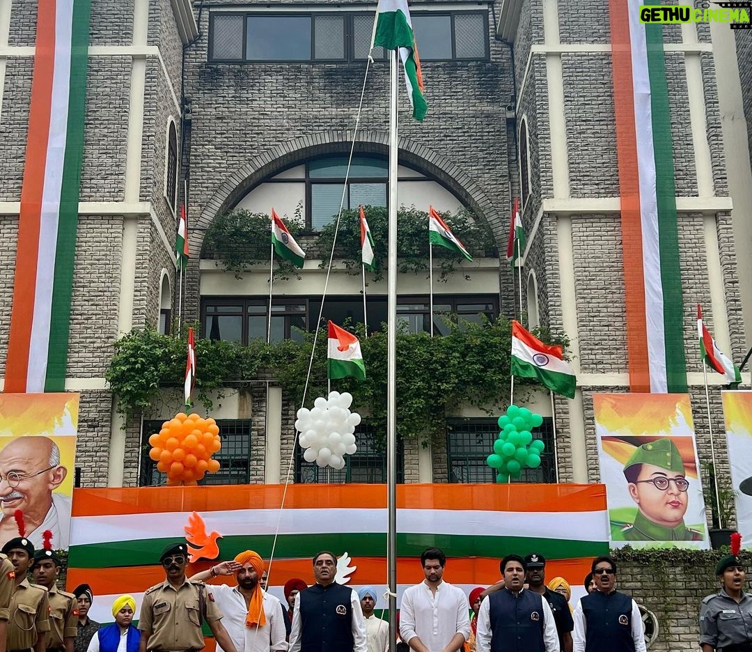 Sunny Deol - 365.5K Likes - Happy Independence Day to my fellow citizens! 🇮🇳🇮🇳🇮🇳
Love your nation and your family 🤗🤗
#HappyIndependenceDay #India #HindustanZindabad #MeraBharatMahaan #JaiHind