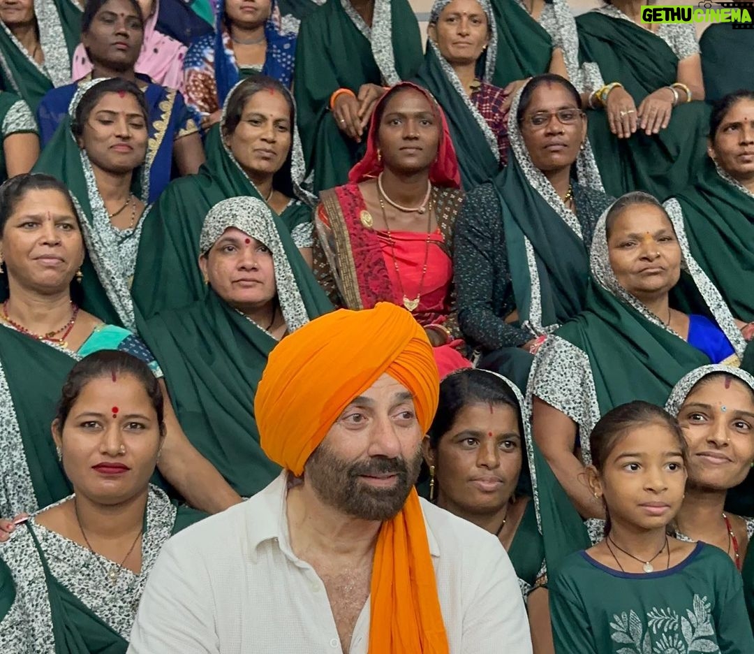 Sunny Deol - 365.5K Likes - Happy Independence Day to my fellow citizens! 🇮🇳🇮🇳🇮🇳
Love your nation and your family 🤗🤗
#HappyIndependenceDay #India #HindustanZindabad #MeraBharatMahaan #JaiHind