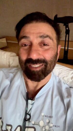 Sunny Deol Instagram - Aapke Tara Singh aur Sakeena ne aaj Apne Ghar ka Darwaaza khol Diya hai, Aap SAB Aayiye aur MILIYE humse