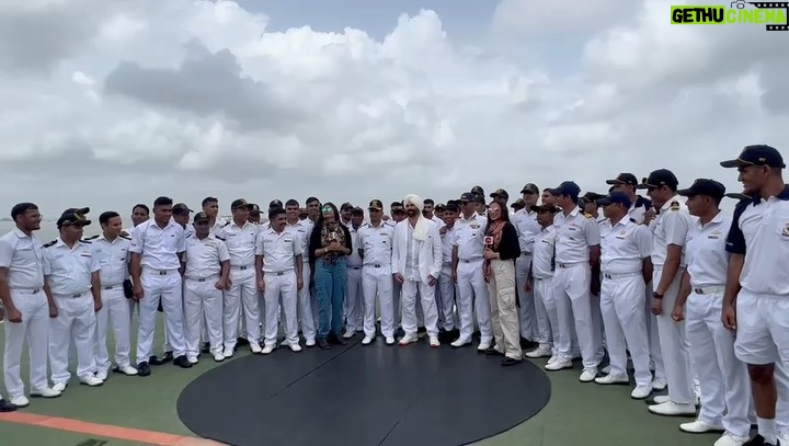 Sunny Deol Instagram - Met my Indian Coast Guard Family at the ICGS Samudra. Spent a lovely time on the ship and interacted with my young friends who protect our seas and shores. Sharing a few glimpses of how the sea reverberated with #HindustanZindabad #JaiHind