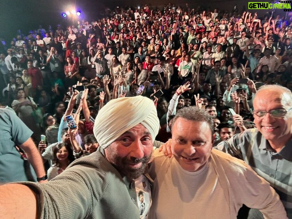 Sunny Deol Instagram - Thank You Delhi for showering so much love on Tara Singh!! Enjoyed spending time interacting with the bright young minds. Siri Fort Auditorium