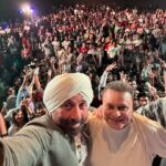 Sunny Deol Instagram - Thank You Delhi for showering so much love on Tara Singh!! Enjoyed spending time interacting with the bright young minds. Siri Fort Auditorium