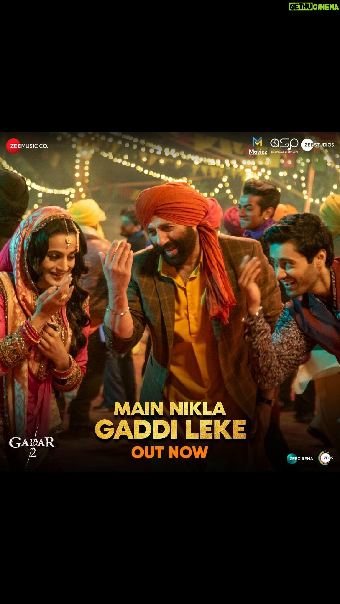 Sunny Deol Instagram - Sab faatak, sab signal yeh log tod aaye.....🚚💃🏻🤩 #MainNiklaGaddiLeke is out, tune in now. (Link in bio) #Gadar2 aa rahi hai bade parde par 🔥 lagane iss Independence Day! 🇮🇳 Cinemas mein 11th August se 🎞️ @zeestudiosofficial @gadarmovie_official @iamsunnydeol @ameeshapatel9 @iutkarsharma @anilsharma_dir @anilsharmaprod @shaktimaan6963 #AnandBakshi @mithoon11 @shamkaushal09 @shabinakhanofficial @uditnarayanmusic @adityanarayanofficial #UttamSingh @quadri.sayeed @simratkaur_16 @manishwadhwa.in @hellomontysharma @mrgravitas @zee5 @zeecinema @zee5global @royalenfield @royalenfieldtribe @sidlal #RetroOnReels