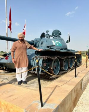 Sunny Deol Instagram - Started the Promotion of #Gadar2 with my friends at Border Security Forces, Longewala Rajasthan. 

Remembering Brigadier Kuldeep Singh Chandpuri and all the brave martyrs who fought the Battle of Longewala and wrote History.

It’s always an overwhelming feeling to be at such a historic place with our bravehearts and share the love. 
Thank You @bsf_india 
Jai Hind!