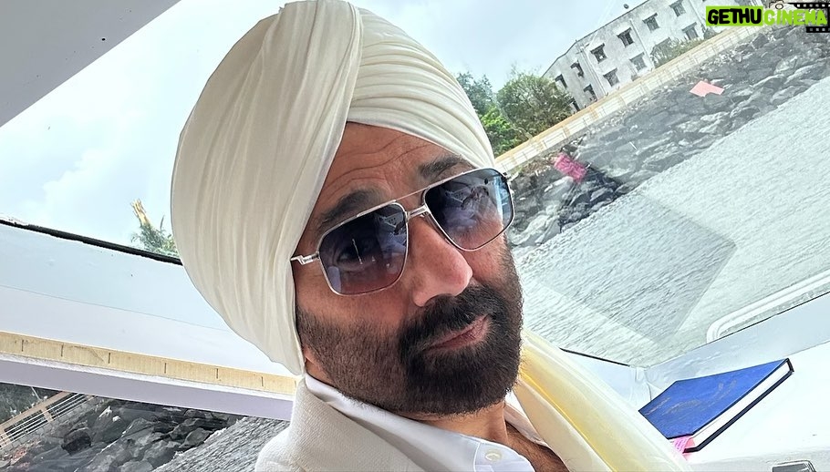 Sunny Deol Instagram - Met my Indian Coast Guard Family at the ICGS Samudra. Spent a lovely time on the ship and interacted with my young friends who protect our seas and shores. Sharing a few glimpses of how the sea reverberated with #HindustanZindabad #JaiHind