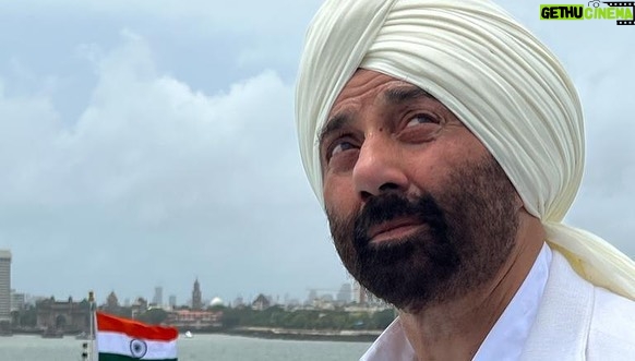 Sunny Deol Instagram - Met my Indian Coast Guard Family at the ICGS Samudra. Spent a lovely time on the ship and interacted with my young friends who protect our seas and shores. Sharing a few glimpses of how the sea reverberated with #HindustanZindabad #JaiHind