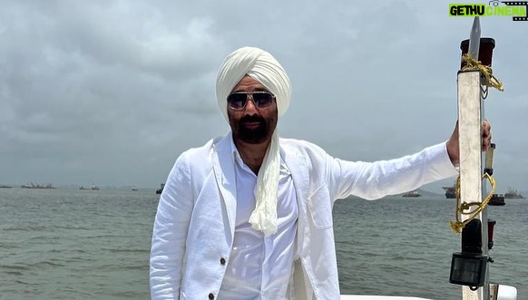 Sunny Deol Instagram - Met my Indian Coast Guard Family at the ICGS Samudra. Spent a lovely time on the ship and interacted with my young friends who protect our seas and shores. Sharing a few glimpses of how the sea reverberated with #HindustanZindabad #JaiHind