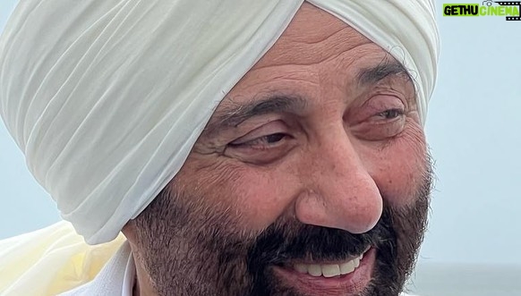 Sunny Deol Instagram - Met my Indian Coast Guard Family at the ICGS Samudra. Spent a lovely time on the ship and interacted with my young friends who protect our seas and shores. Sharing a few glimpses of how the sea reverberated with #HindustanZindabad #JaiHind