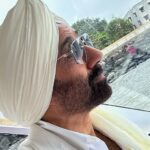 Sunny Deol Instagram - Met my Indian Coast Guard Family at the ICGS Samudra. Spent a lovely time on the ship and interacted with my young friends who protect our seas and shores. Sharing a few glimpses of how the sea reverberated with #HindustanZindabad #JaiHind
