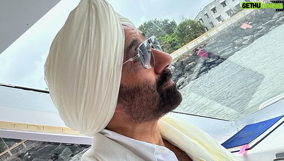 Sunny Deol Instagram - Met my Indian Coast Guard Family at the ICGS Samudra. Spent a lovely time on the ship and interacted with my young friends who protect our seas and shores. Sharing a few glimpses of how the sea reverberated with #HindustanZindabad #JaiHind