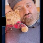 Sunny Deol Instagram - Celebrated #Christmas with my fave Teddy Bear 🧸🎄🎊 #reelsinstagram #reelsindia #explore #fun #HappyHolidays