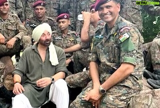 Sunny Deol Instagram - Spent a beautiful afternoon with My Airforce Family ❤️❤️❤️❤️❤️❤️