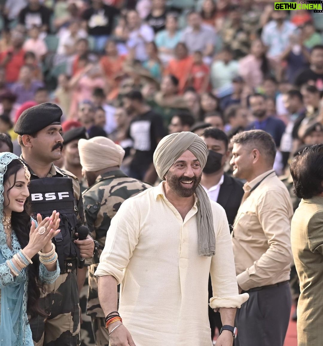 Sunny Deol Instagram - Was honoured to witness the Retreat ceremony at the Attari Border with the illustrious @bsf_punjab_frontier @bsf_india . Loved the energy & the fervour with which the atmosphere was filled with emphatic chants of #hindustanzindabad Thank you all. Jai Hind! Attari Wagah Indo-Pak Border India Side, Amritsar