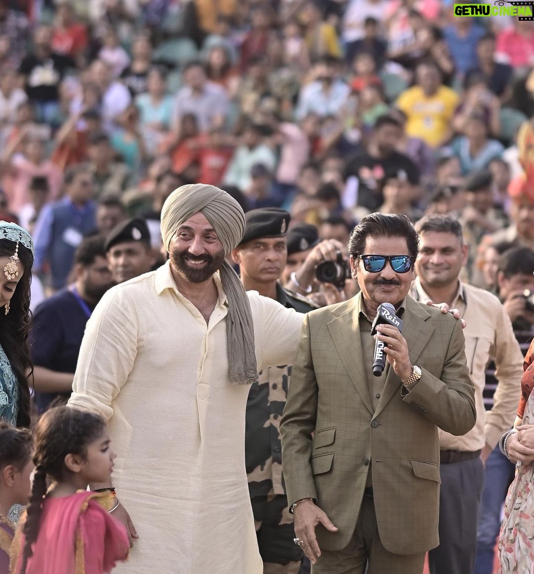 Sunny Deol Instagram - Was honoured to witness the Retreat ceremony at the Attari Border with the illustrious @bsf_punjab_frontier @bsf_india . Loved the energy & the fervour with which the atmosphere was filled with emphatic chants of #hindustanzindabad Thank you all. Jai Hind! Attari Wagah Indo-Pak Border India Side, Amritsar