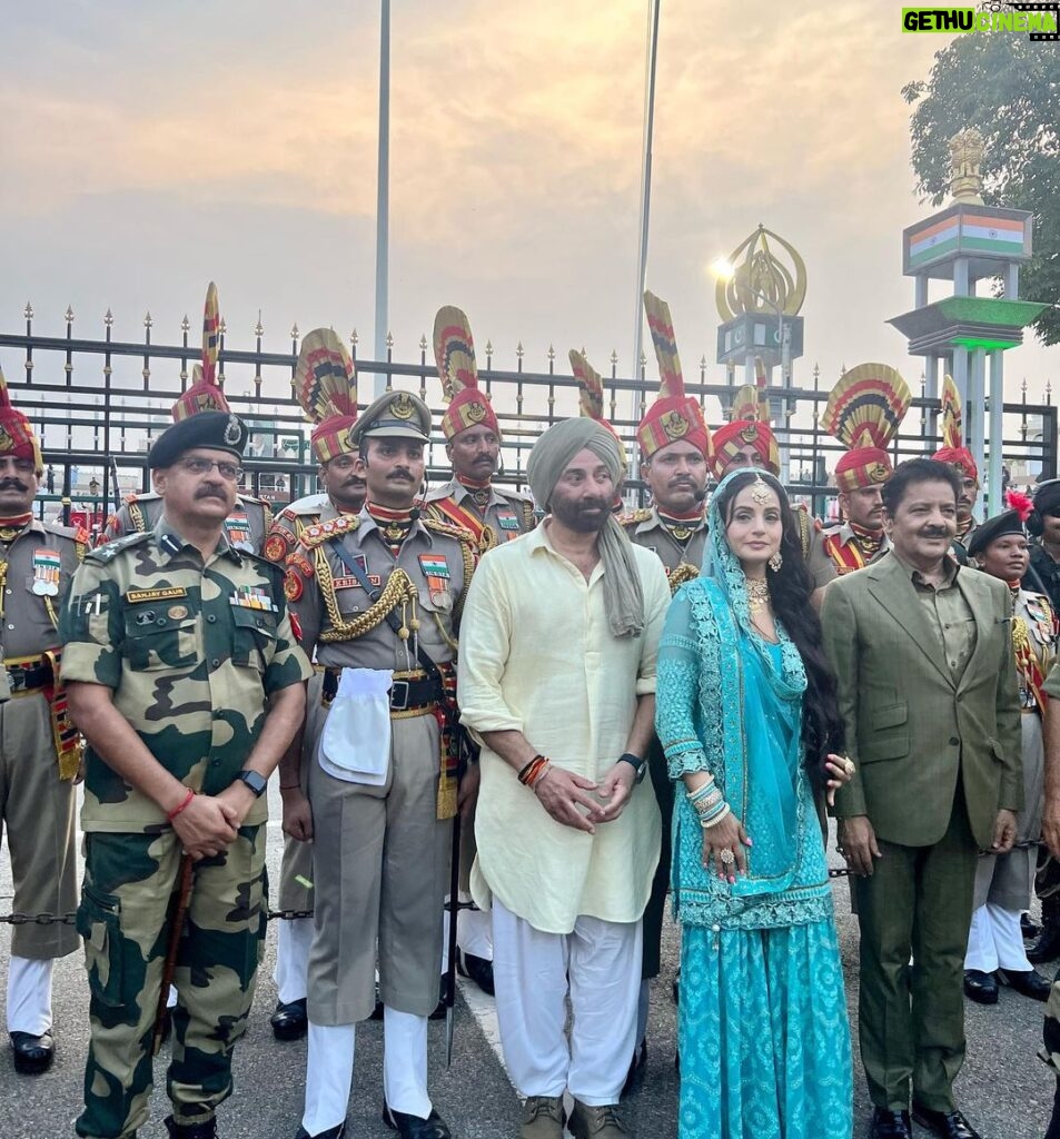 Sunny Deol Instagram - Was honoured to witness the Retreat ceremony at the Attari Border with the illustrious @bsf_punjab_frontier @bsf_india . Loved the energy & the fervour with which the atmosphere was filled with emphatic chants of #hindustanzindabad Thank you all. Jai Hind! Attari Wagah Indo-Pak Border India Side, Amritsar