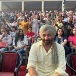 Sunny Deol Instagram - Was honoured to witness the Retreat ceremony at the Attari Border with the illustrious @bsf_punjab_frontier @bsf_india . Loved the energy & the fervour with which the atmosphere was filled with emphatic chants of #hindustanzindabad Thank you all. Jai Hind! Attari Wagah Indo-Pak Border India Side, Amritsar