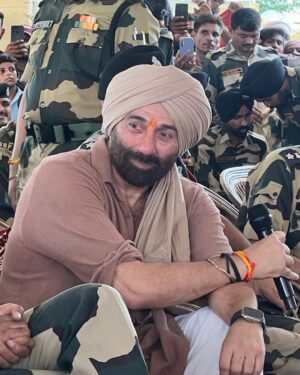 Sunny Deol Instagram - Started the Promotion of #Gadar2 with my friends at Border Security Forces, Longewala Rajasthan. 

Remembering Brigadier Kuldeep Singh Chandpuri and all the brave martyrs who fought the Battle of Longewala and wrote History.

It’s always an overwhelming feeling to be at such a historic place with our bravehearts and share the love. 
Thank You @bsf_india 
Jai Hind!