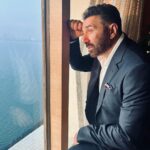 Sunny Deol Instagram - Tu khelta hoga toofanon se Humnein toh toofan paale hain Jo Darte hain so marte hain Hum mar kar jeene waale hain Guess from which movie of mine is this dialogue from? #throwbackthursday #trivia #explore