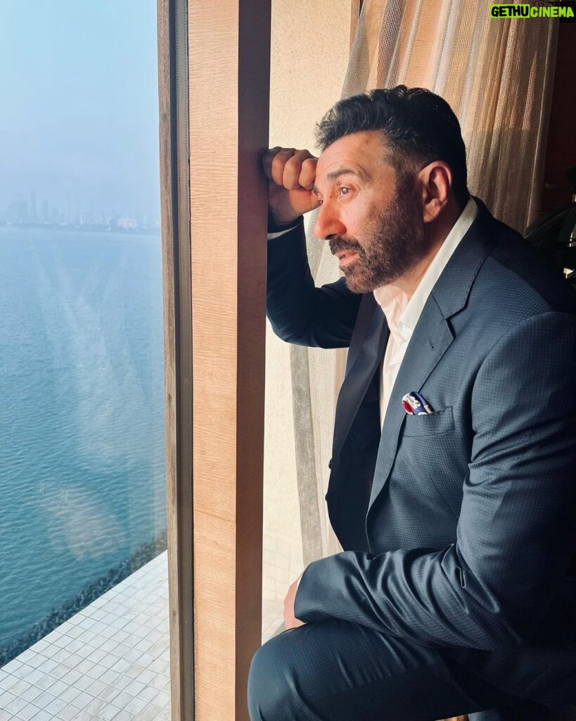 Sunny Deol Instagram - Tu khelta hoga toofanon se Humnein toh toofan paale hain Jo Darte hain so marte hain Hum mar kar jeene waale hain Guess from which movie of mine is this dialogue from? #throwbackthursday #trivia #explore