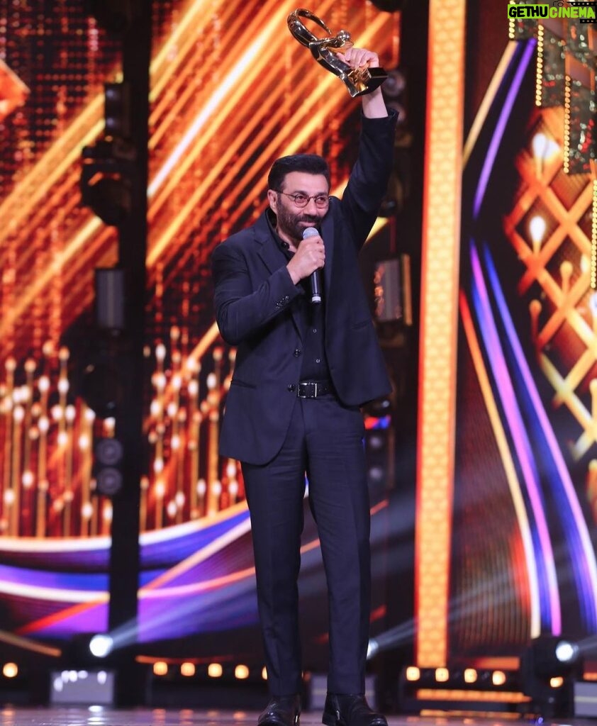 Sunny Deol Instagram - What a #Gadar Night at #zeecineawards !! ✨✨ Truly humbled to have been the Viewers Choice for #BestActor. It’s you all and for you, my people , my audience and my fans! ❤️🤗🤗 Truly overwhelmed with all the love and support. Keep Loving always ♾️