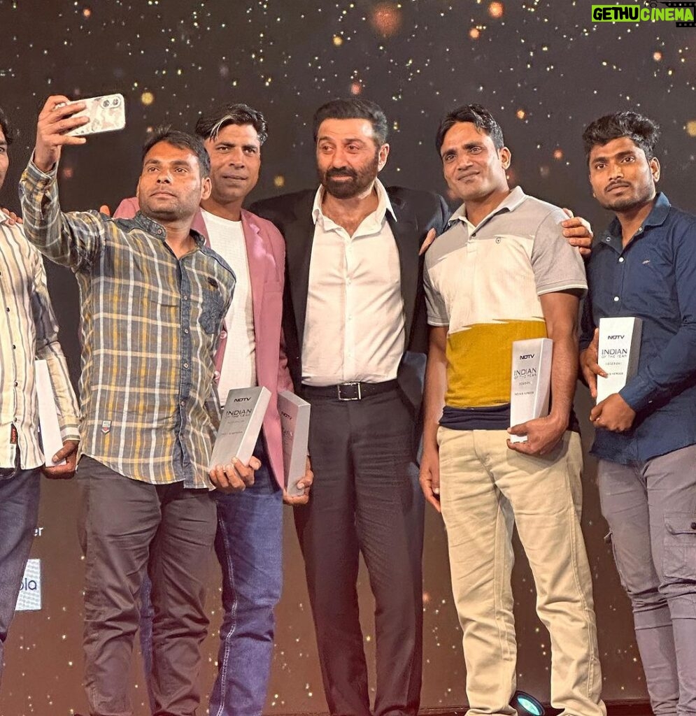 Sunny Deol Instagram - #Indian of the Year ! 🇮🇳🇮🇳🇮🇳 #HindustanZindabad Thank you @ndtv for the Honour! Was delighted to meet our brave tunnel workers who braved being trapped in the #UttrakhandTunnelCollapse and prevailed with their undefeated spirit and resilience. My wishes to all of them and their success.