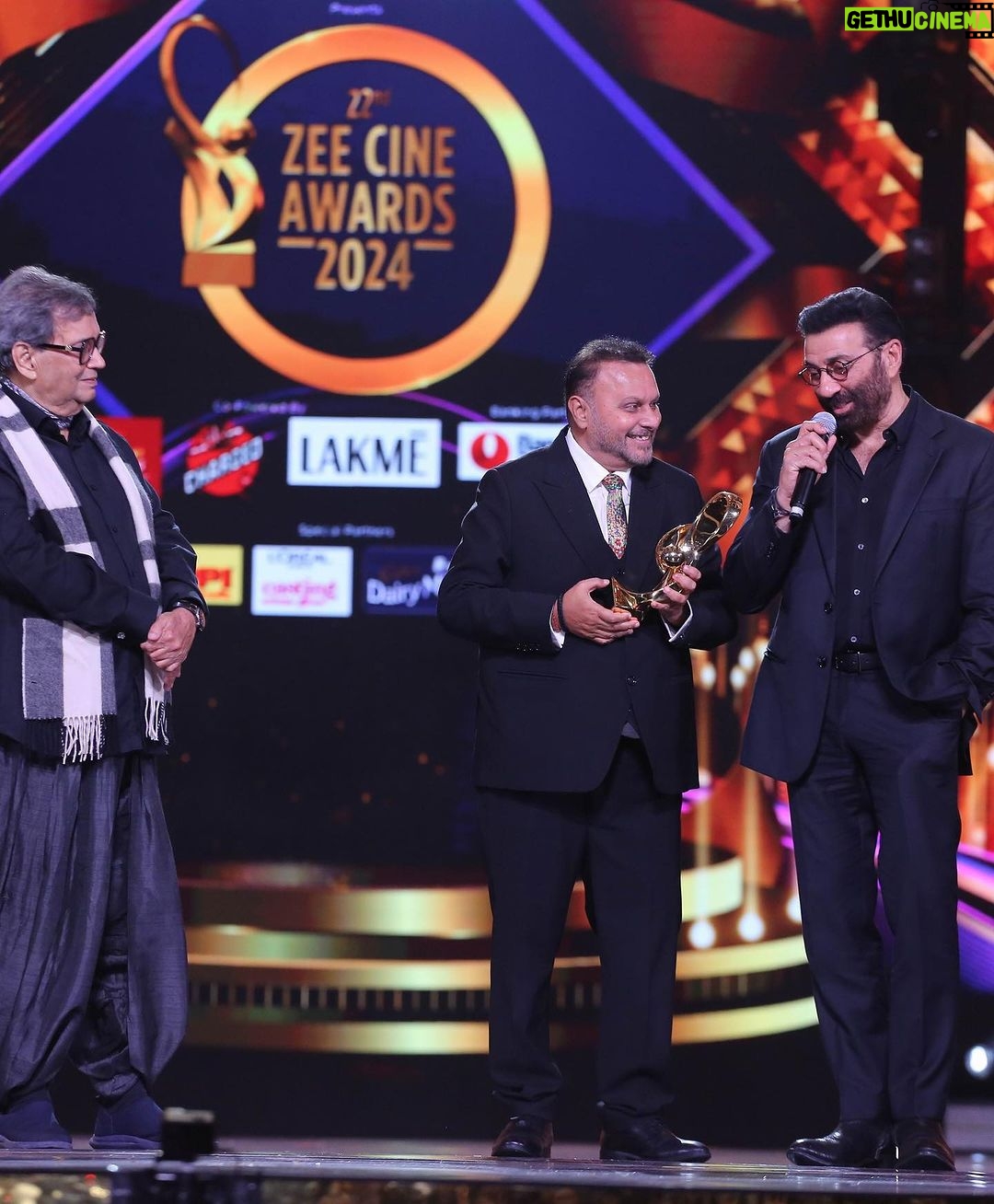 Sunny Deol Instagram - What a #Gadar Night at #zeecineawards !! ✨✨ Truly humbled to have been the Viewers Choice for #BestActor. It’s you all and for you, my people , my audience and my fans! ❤️🤗🤗 Truly overwhelmed with all the love and support. Keep Loving always ♾️