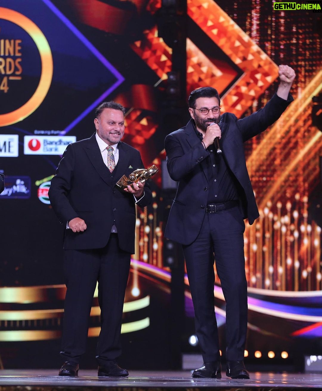 Sunny Deol Instagram - What a #Gadar Night at #zeecineawards !! ✨✨ Truly humbled to have been the Viewers Choice for #BestActor. It’s you all and for you, my people , my audience and my fans! ❤️🤗🤗 Truly overwhelmed with all the love and support. Keep Loving always ♾️