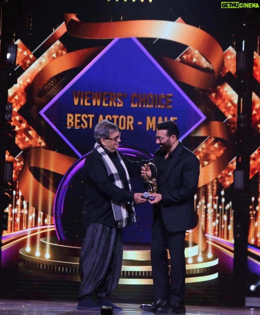 Sunny Deol Instagram - What a #Gadar Night at #zeecineawards !! ✨✨ Truly humbled to have been the Viewers Choice for #BestActor. It’s you all and for you, my people , my audience and my fans! ❤️🤗🤗 Truly overwhelmed with all the love and support. Keep Loving always ♾️
