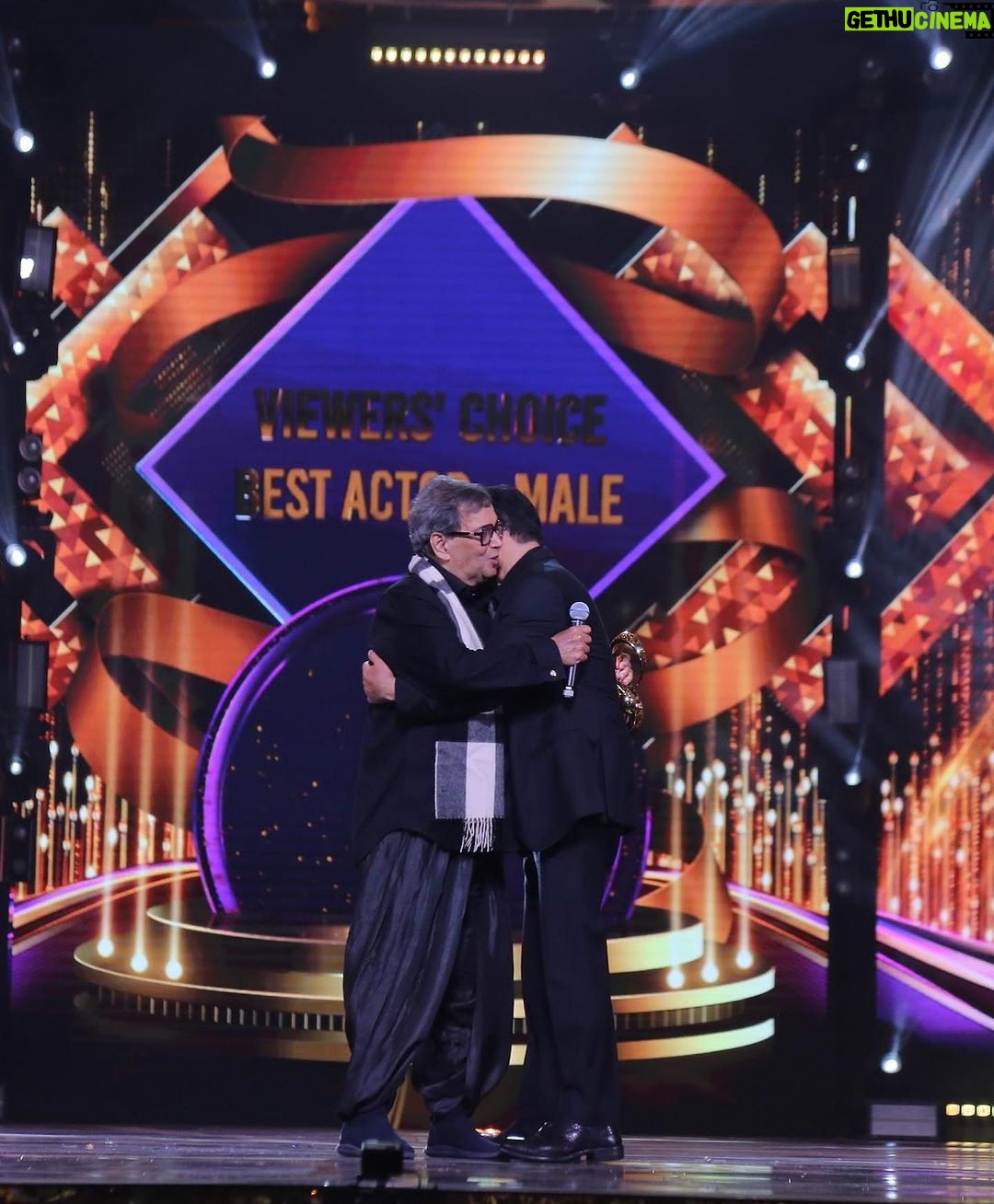 Sunny Deol Instagram - What a #Gadar Night at #zeecineawards !! ✨✨ Truly humbled to have been the Viewers Choice for #BestActor. It’s you all and for you, my people , my audience and my fans! ❤️🤗🤗 Truly overwhelmed with all the love and support. Keep Loving always ♾️