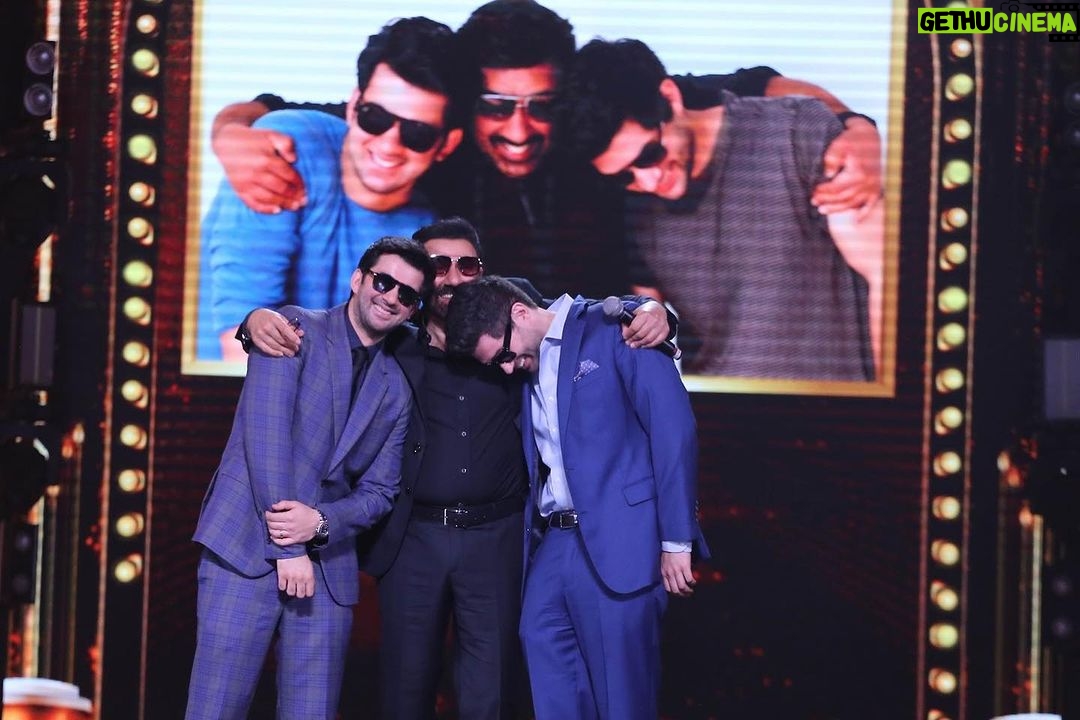 Sunny Deol Instagram - All smiles…. Forever! Some moments from #ZeeCineAwards Night, was fun and emotional to recreate memories and be all on the stage TOGETHER and celebrate us!! ❤️❤️❤️ Congratulations to Bob and Rajveer, proud moment for all of us.