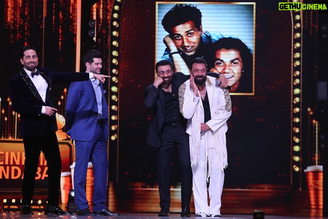 Sunny Deol Instagram - All smiles…. Forever! Some moments from #ZeeCineAwards Night, was fun and emotional to recreate memories and be all on the stage TOGETHER and celebrate us!! ❤️❤️❤️ Congratulations to Bob and Rajveer, proud moment for all of us.