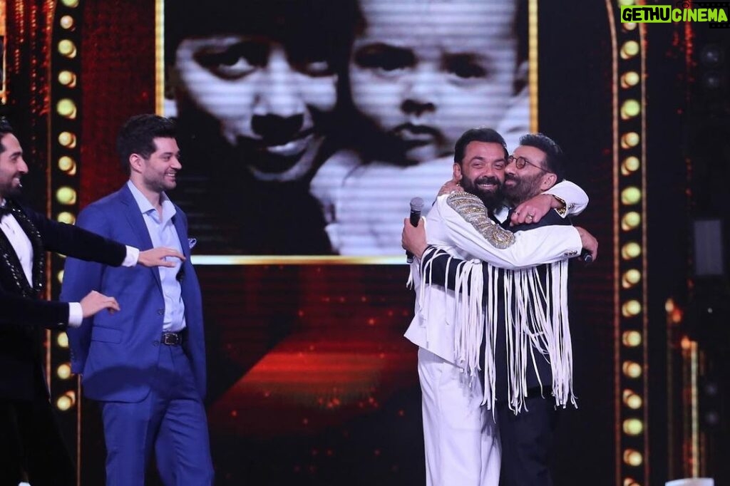 Sunny Deol Instagram - All smiles…. Forever! Some moments from #ZeeCineAwards Night, was fun and emotional to recreate memories and be all on the stage TOGETHER and celebrate us!! ❤❤❤ Congratulations to Bob and Rajveer, proud moment for all of us.