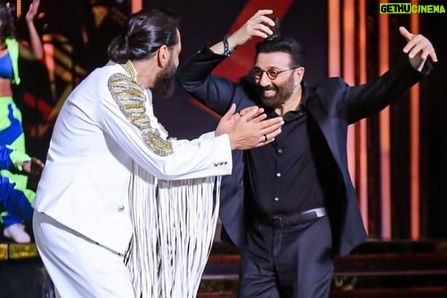 Sunny Deol Instagram - All smiles…. Forever! Some moments from #ZeeCineAwards Night, was fun and emotional to recreate memories and be all on the stage TOGETHER and celebrate us!! ❤️❤️❤️ Congratulations to Bob and Rajveer, proud moment for all of us.