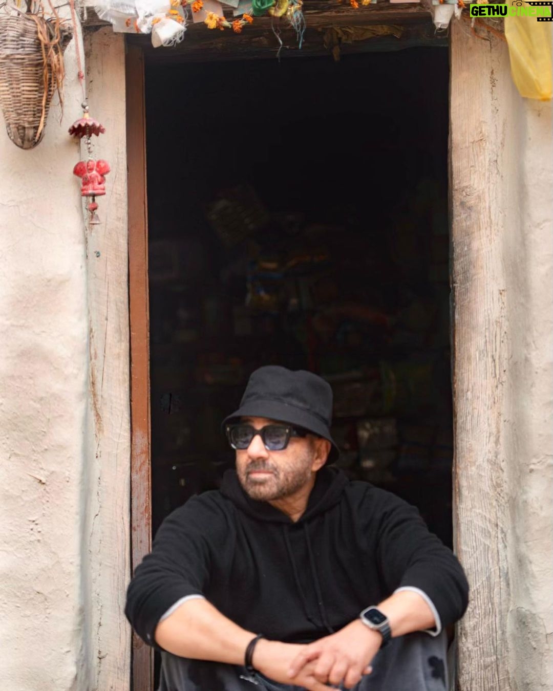 Sunny Deol Instagram - A new dawn! Time to make new memories. #HappyNewYear to all 🎊🙌🏽