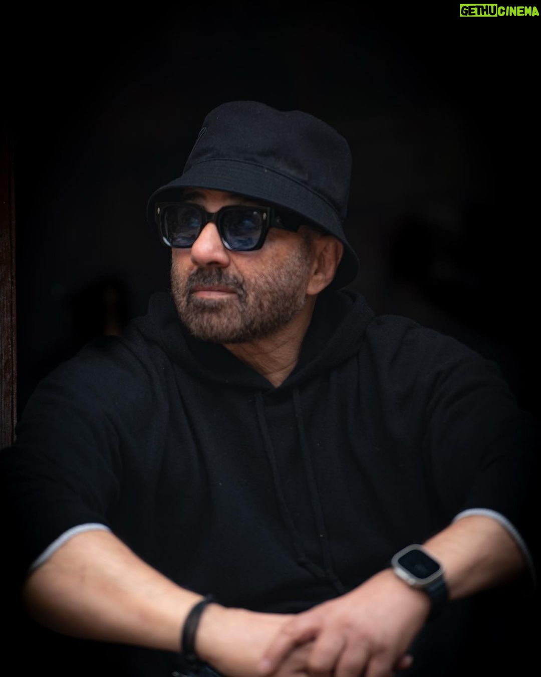 Sunny Deol Instagram - A new dawn! Time to make new memories. #HappyNewYear to all 🎊🙌🏽