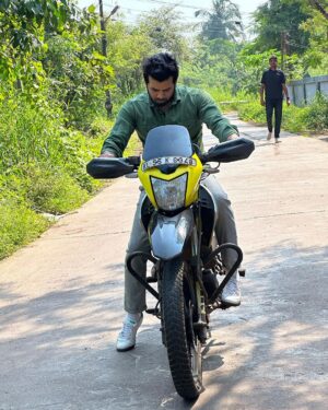 Sunny Wayne Instagram - Full Throttle 

Releasing this Sep 15th #kasargold 
#worldwidereleasing