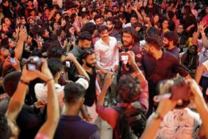 Sunny Wayne Instagram - “Kasargold Movie promotion at Aluva College”. Thanks for the Yummy Bday cake Bharata Mata School of Legal Studies (BSOLS) students.. ❤️. Also thanks to everyone who made my day with their lovely wishes.. ✌️