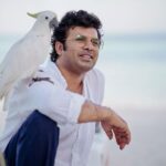 Sunny Wayne Instagram - Crack-a-joke time with “jack” the cockatoo @richard_antony_ @vibrantdesignz