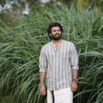 Sunny Wayne Instagram - പേരില്ലൂരിനെയും പേരില്ലൂർ നിവാസികളെയും ഇരു കൈകളും നീട്ടി സ്വീകരിച്ച എല്ലാവർക്കും സ്നേഹത്തോടെ നന്ദി പറയുന്നു Seekuttan(Thumbikuttan) PPL STREAMING NOW @disneyplushotstarmalayalam
