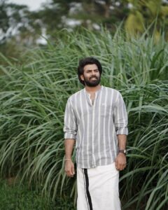 Sunny Wayne Instagram - പേരില്ലൂരിനെയും പേരില്ലൂർ നിവാസികളെയും ഇരു കൈകളും നീട്ടി സ്വീകരിച്ച എല്ലാവർക്കും സ്നേഹത്തോടെ നന്ദി പറയുന്നു Seekuttan(Thumbikuttan) PPL STREAMING NOW @disneyplushotstarmalayalam