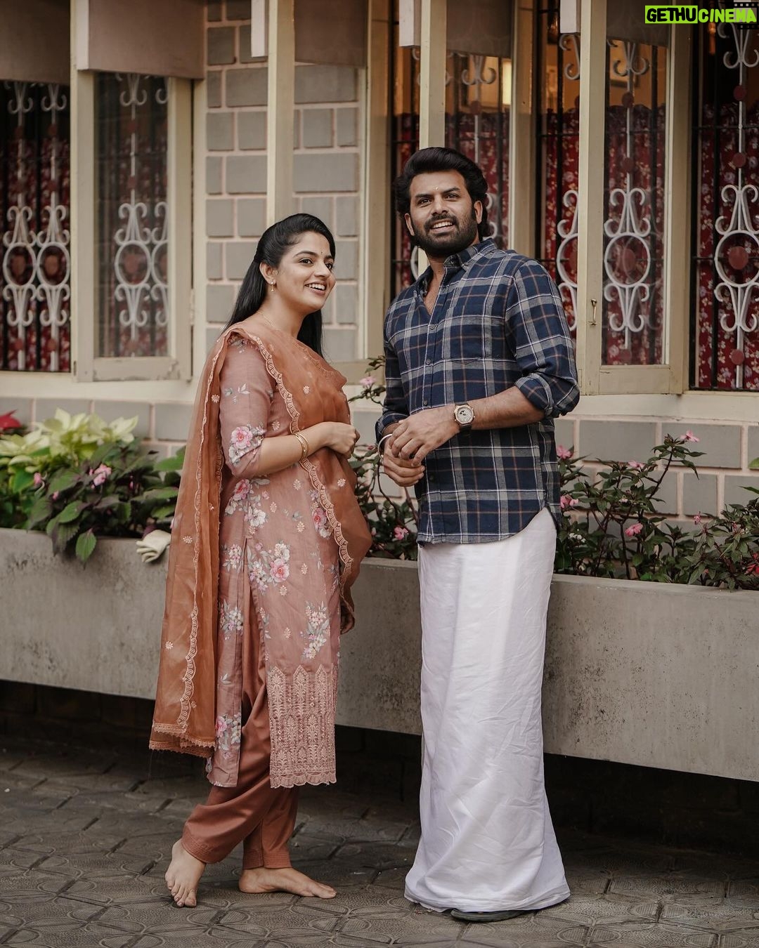 Sunny Wayne Instagram - Malavika & Sreekuttan. Perilloor Premier League, Now Streaming on Disney+ Hotstar #PerilloorPremierLeague #HotstarSpecials #DisneyPlusHotstar #Malayalam #Kerala #OriginalSeries #NikhilaVimal #SunnyWayne #Vijayaraghavan #Ashokan #AjuVarghese #Trailer #stills #photographer @nikhilavimalofficial @sunnywayn @actorvijayaraghavan_official @ajuvarghese @e4entertainment @mujeeb.majeed @anoopvshylaja @deepu.pradeep_ @praveeen_chandran @e4echennai @cvsarathi @disneyplushotstarmalayalam @jinu.pk @jameesh_jose_ @akshay_man0j @dileep_edapatta @arjunsreehari
