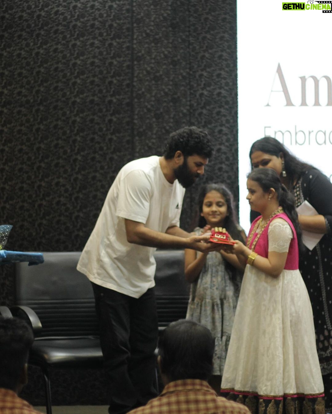 Sunny Wayne Instagram - ‘അമൃതാങ്കണം’: സ്നേഹവും സന്തോഷവും നിറഞ്ഞ ഒരു ദിവസം അമൃത ഹോസ്പിറ്റലിൽ കുഞ്ഞുങ്ങളോടൊപ്പം. “നമ്മുക്ക് സ്വപ്നത്തില് പോലും അപ്രാപ്യമായ ഭാവിയുടെ ഭവനങ്ങളിലാണ് കുട്ടികളുടെ ആത്മാക്കള് വസിക്കുന്നത്” - ഖലീല് ജിബ്രാൻ @heartsofjoyinternational Amritha hospital,cochin