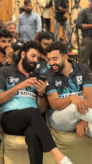 Sunny Wayne Instagram - @prasanthpalex @antony_varghese_pepe @arjunnandhakumar @aryan_kath_ @bineesh_kodiyeri @indrajith_s @jean.lal @manikuttantj @munnasimon rajeev_govinda_pillai @riyazkhan09 @sanju_salim_actor @sanjusivram @shafiqurahiman @saijukurup @siddharth2121 @vinumohan_actor @vivekgopan @siju_wilson@CC @vishnuinduri @truckersuae
