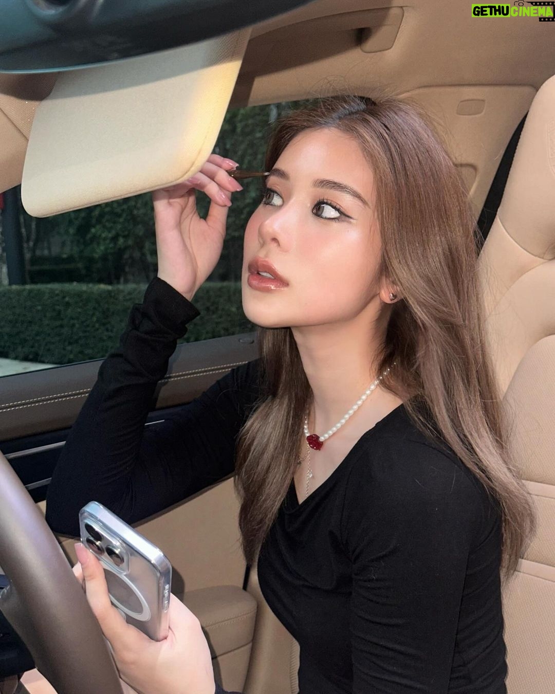 Supassra Thanachat Instagram - คิ้วเป๊ะกำลังดี ใครๆก็มีคิ้วเป๊ะแบบเก้าได้ กับ sasi Pretty Easy Perfect Eyebrow Pencil ✏️✨ หัวแบน ระบายคิ้วสวย ฟุ้ง เป็นธรรมชาติ 👁️ ✨ #sasiคิ้วเป๊ะกำลังดี #ดินสอเขียนคิ้วsasi มีให้เลือก อีก 2 รุ่น ✔️ sasi Brow to be Auto Pencil หัวสลิม 1 มม. ✔️ sasi Girls Can Define Auto Eyebrow Pencil หัวตัดสามเหลี่ยม ใครอยากมีคิ้วเป๊ะแบบเก้า รีบไปช้อปกันนะทุกคน! พิกัด 7-Eleven (เฉพาะ รุ่น Pretty Easy), watsons, EVEANDBOY, BEAUTRIUM, Konvy และร้านเครื่องสำอางชั้นนำทั่วประเทศ หรือช้อปออนไลน์ที่ sasi Official ทาง Shopee, Lazada @sasidiary 🩷 #sasi