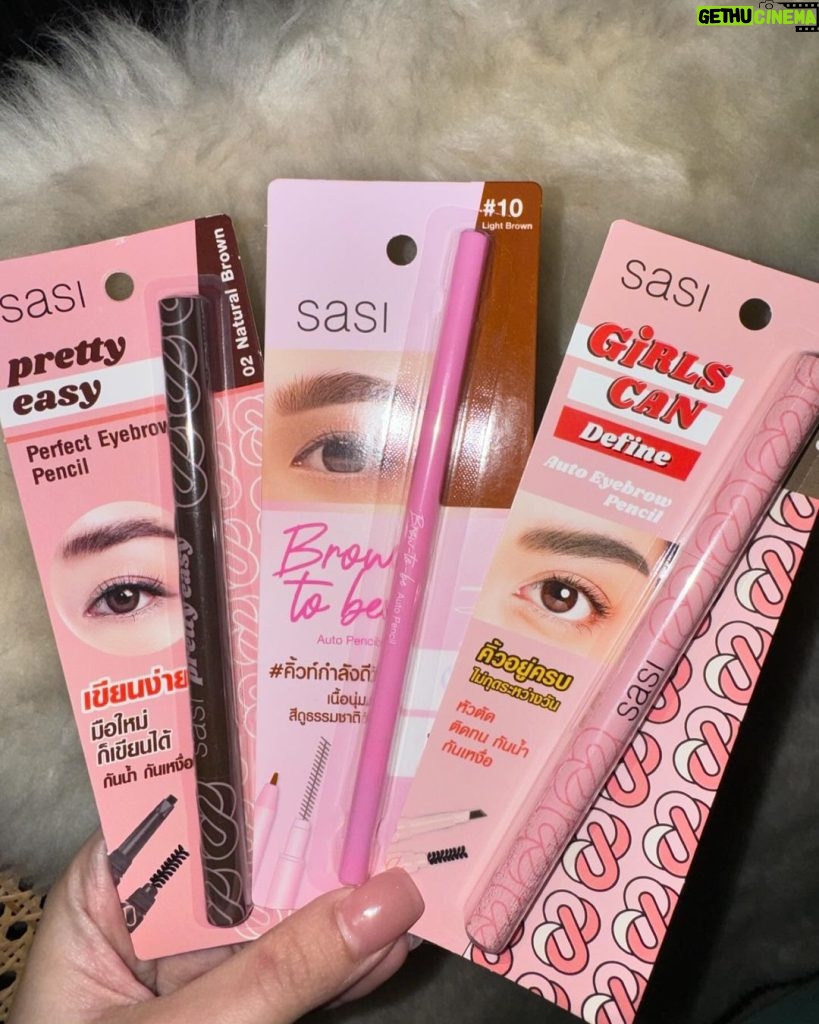 Supassra Thanachat Instagram - คิ้วเป๊ะกำลังดี ใครๆก็มีคิ้วเป๊ะแบบเก้าได้ กับ sasi Pretty Easy Perfect Eyebrow Pencil ✏️✨ หัวแบน ระบายคิ้วสวย ฟุ้ง เป็นธรรมชาติ 👁️ ✨ #sasiคิ้วเป๊ะกำลังดี #ดินสอเขียนคิ้วsasi มีให้เลือก อีก 2 รุ่น ✔️ sasi Brow to be Auto Pencil หัวสลิม 1 มม. ✔️ sasi Girls Can Define Auto Eyebrow Pencil หัวตัดสามเหลี่ยม ใครอยากมีคิ้วเป๊ะแบบเก้า รีบไปช้อปกันนะทุกคน! พิกัด 7-Eleven (เฉพาะ รุ่น Pretty Easy), watsons, EVEANDBOY, BEAUTRIUM, Konvy และร้านเครื่องสำอางชั้นนำทั่วประเทศ หรือช้อปออนไลน์ที่ sasi Official ทาง Shopee, Lazada @sasidiary ​🩷 #sasi
