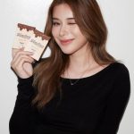 Supassra Thanachat Instagram - — @mayalensofficial — 🤎 𝙎𝙞𝙡𝙞𝙘𝙤𝙣𝙚 𝙃𝙮𝙙𝙧𝙤𝙜𝙚𝙡 𝙒𝙖𝙩𝙚𝙧 𝟲𝟬% 🤎 ” 𝙎𝙪𝙥𝙖𝙨𝙨𝙖𝙧𝙖 “ จะแมทลุคไหน งานไหน เก้าไว้ใจเลือก Mayalens ✨ เลนส์นิ่มใส่สบาย ค่าอมน้ำ 60% สวยครบจบ สะดุดทุกสายตา 👁️ เลนส์ที่เก้าใส่บ่อยที่สุด และเลิฟสุดๆ จะออกงานทั้งวันยังไง ก็ไม่ระคายเคืองตา 👀 เก้าให้ Mayalens ทั้งใจ 💖 คอนแทคเลนส์ที่นิ่ม ใส่สบาย เลนส์สุดฮิตจากเกาหลี คอลเลคชั่นใหม่ 12 รุ่นดัง โปรเจค ” On The Runway “ ——————————————— วางจำหน่ายที่ 🛍 BEAUTRIUM ทุกสาขา 🛍 Eveandboy ทุกสาขา 🛍️ Watsons ทุกสาขา 🛍 ตัวแทนจำหน่ายทั่วประเทศ ——————————————— #Mayalens #มาญ่าเลนส์ #ฝาน้ำตาล #ontherunway #ค่าน้ำ60